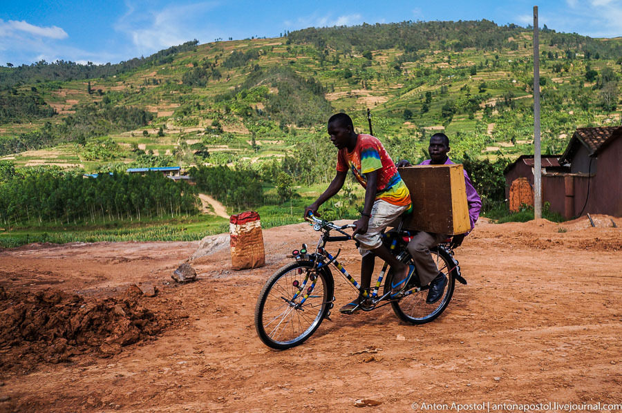 Такси мото, такси вело, по Руанде ехай смело!