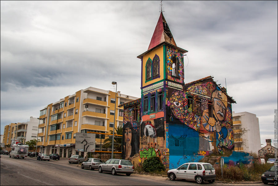 Заброшенное здание с граффити