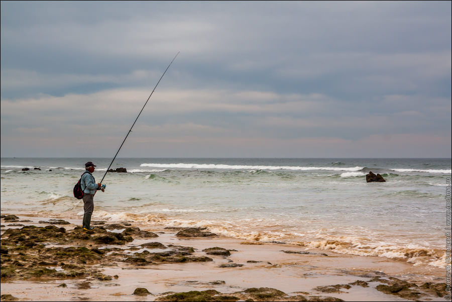 Рыбак на берегу океана