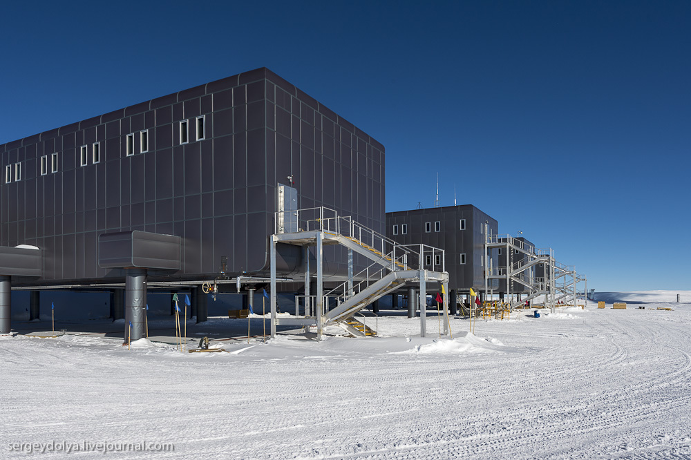 Антарктическая станция на Южном полюсе 